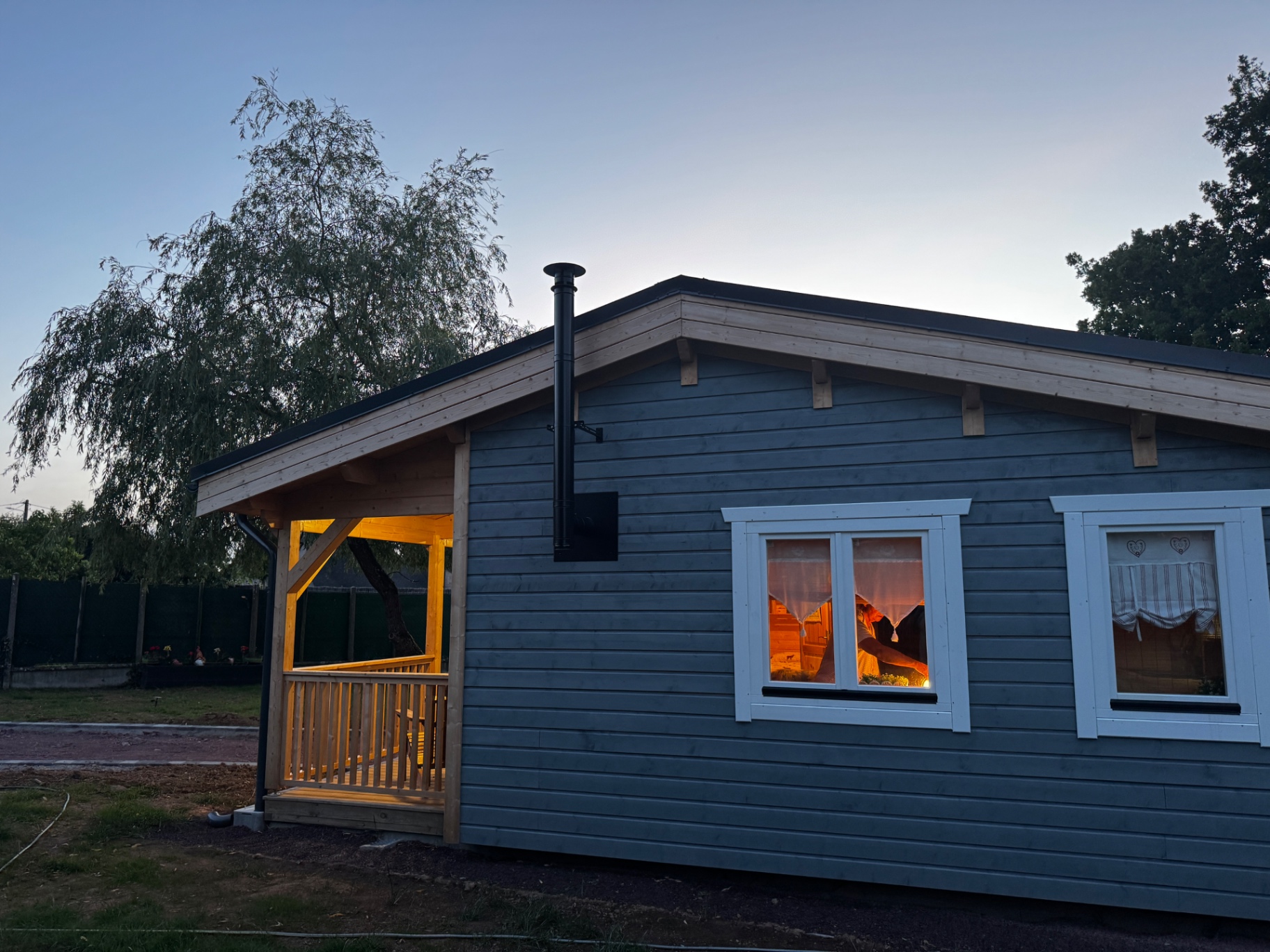 Chalet au crépuscule, lumière chaude