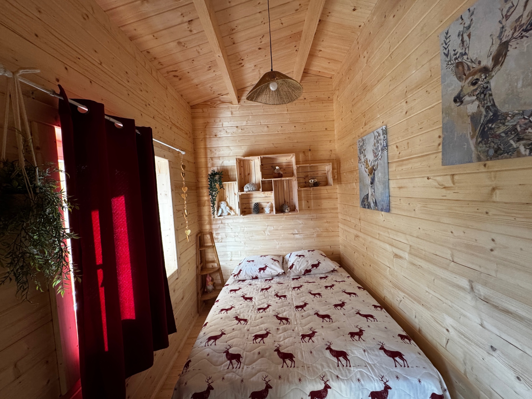 Chambre aux motifs cerfs et toile de biche