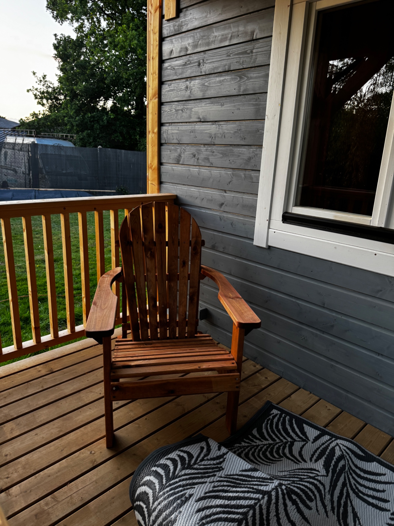 Terrasse couverte avec fauteuil Adirondack